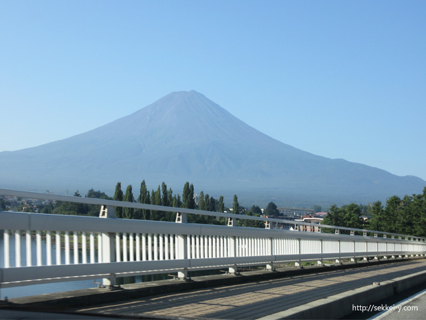 河口湖大橋から見る　夏富士