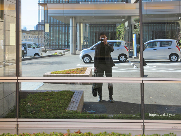山梨県厚生連健康管理センターの1階の窓ガラスに写る「吉野聡」