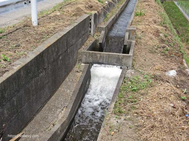 韮崎市の田植え　美しい水