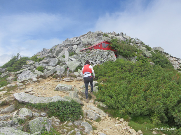 前上念岳（標高2662ｍ）　避難小屋