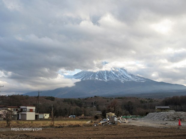 鳴沢村役場からの富士山