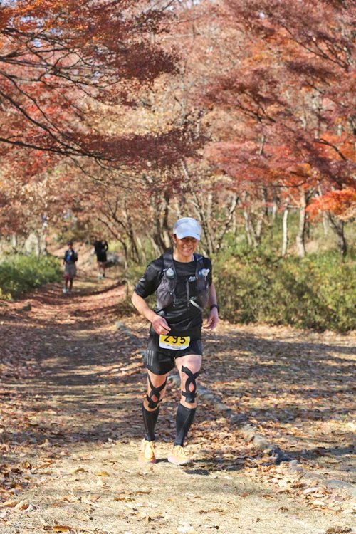 甲府市健康の森の紅葉の中を走る吉野聡　武田の杜トレラン