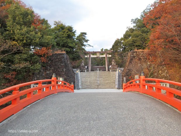 武田神社の赤い橋（新橋）