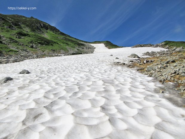 7月に残る残雪　立山に向かう登山道