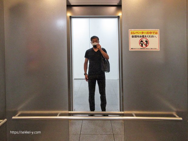 甲府市役所のエレベータの鏡に写る吉野聡