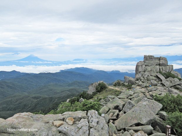 金峰山山頂から見た五丈岩と富士山