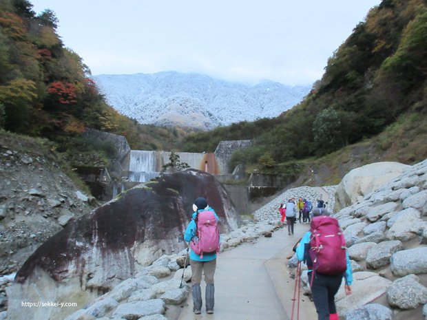 夜が明けると、山頂付近は雪山