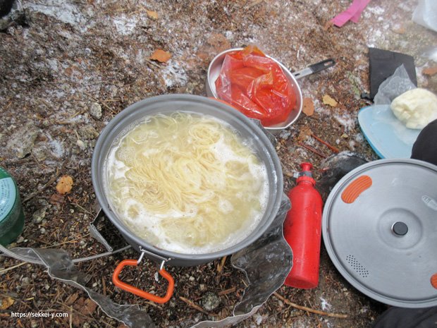 パスタを茹でる