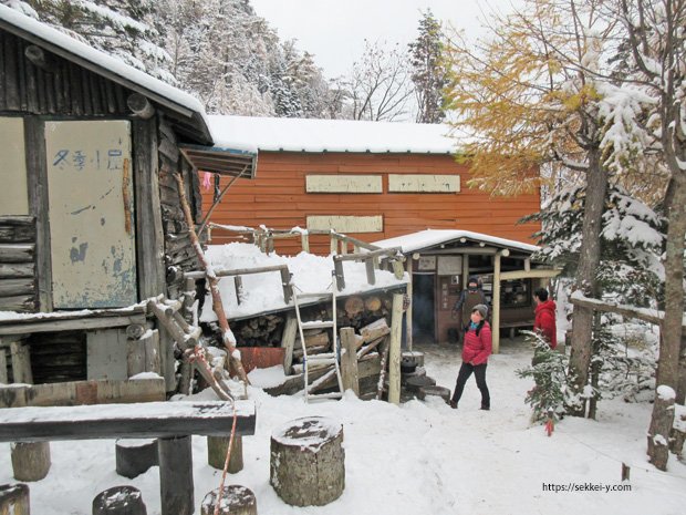 10月で雪となった鳳凰小屋