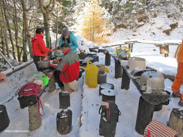 鳳凰小屋の庭先で塩ラーメン