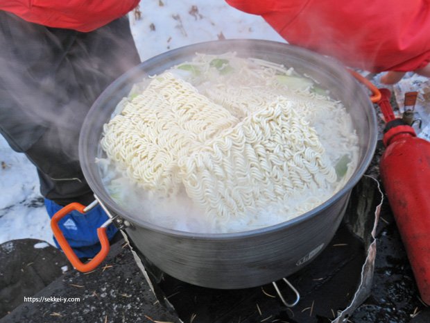 塩ラーメンを茹でます