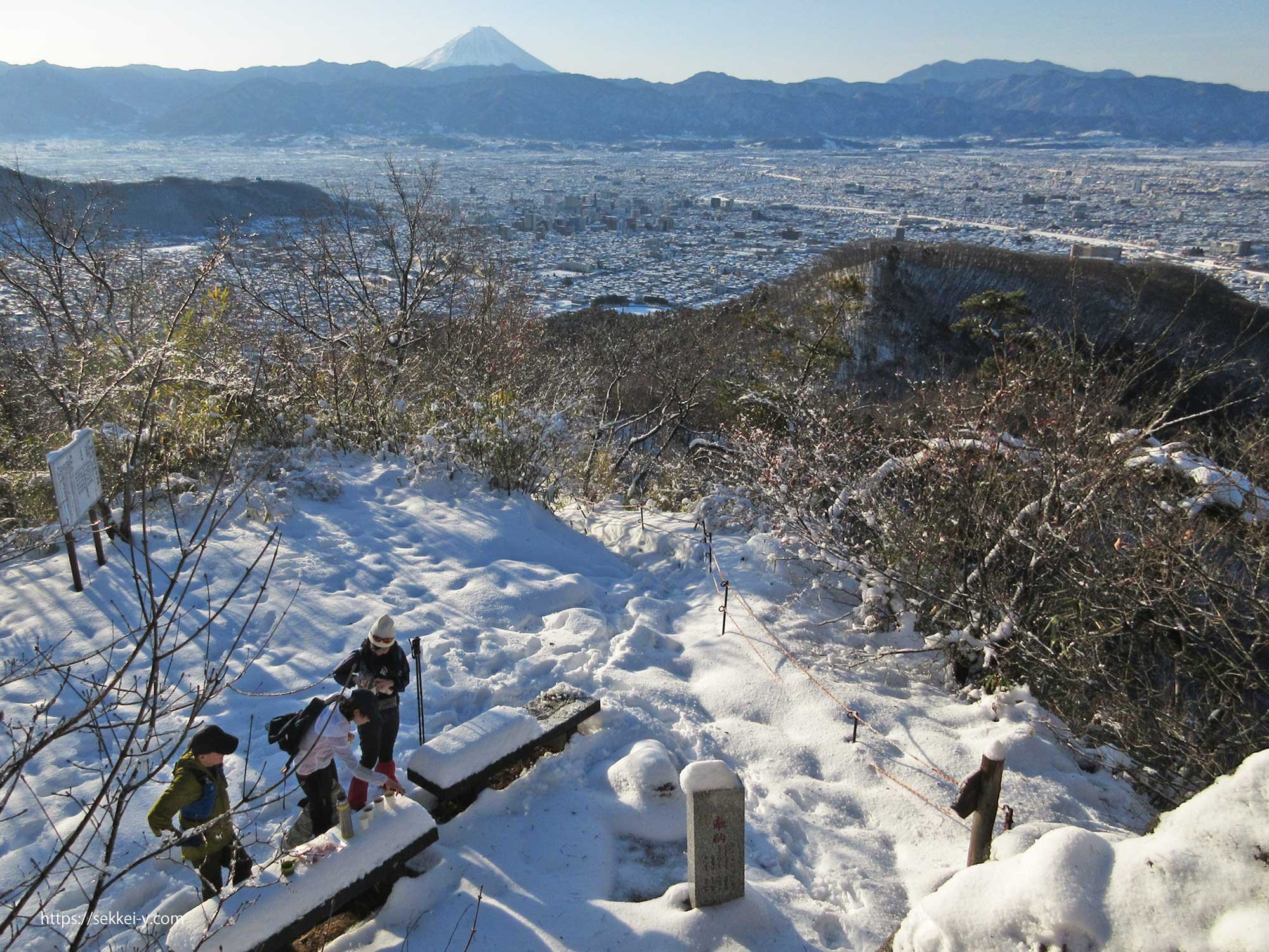 雪の八王子神社と甲府盆地+富士山
