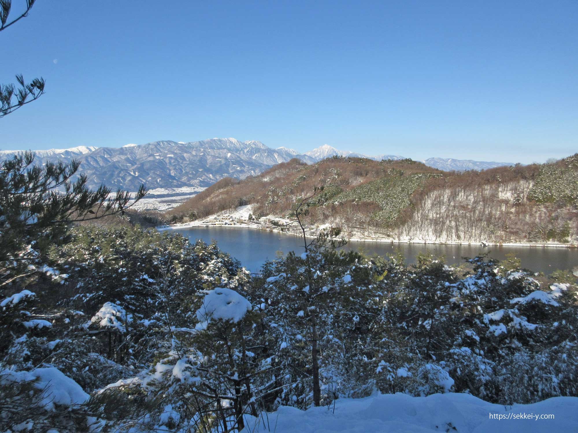 雪の白山から見る、甲府市千代田湖、鳳凰三山、甲斐駒ヶ岳、北岳、間ノ岳