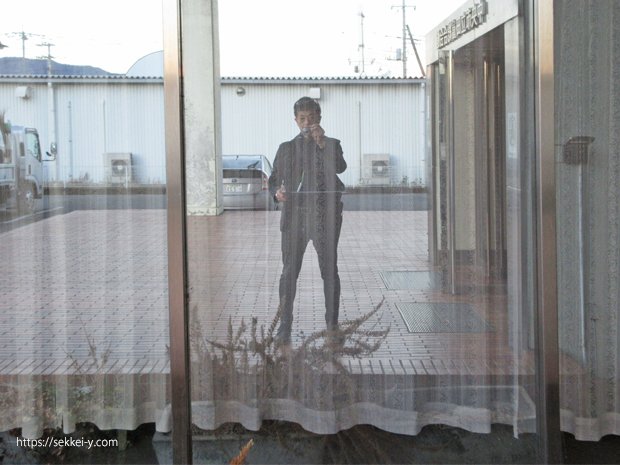 中央市立総合会館のガラスに写る吉野聡