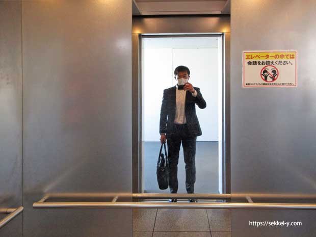 甲府市役所エレベーターの鏡に写る吉野聡