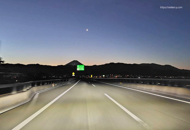 夜明け前の週間の中部横断道と富士山