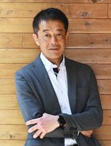 202503 吉野聡建築設計室での玄関で撮影　吉野聡