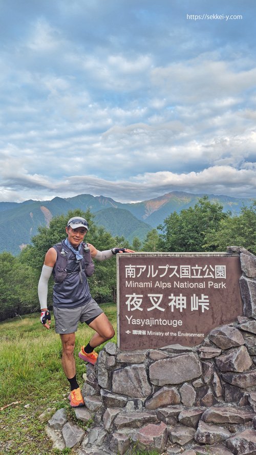 夜叉神峠 背後の山は北岳・間ノ岳・農鳥岳の白根三山