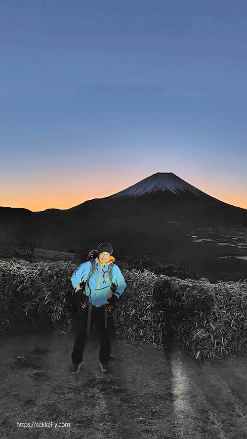夜明け前の富士山をバックに一枚