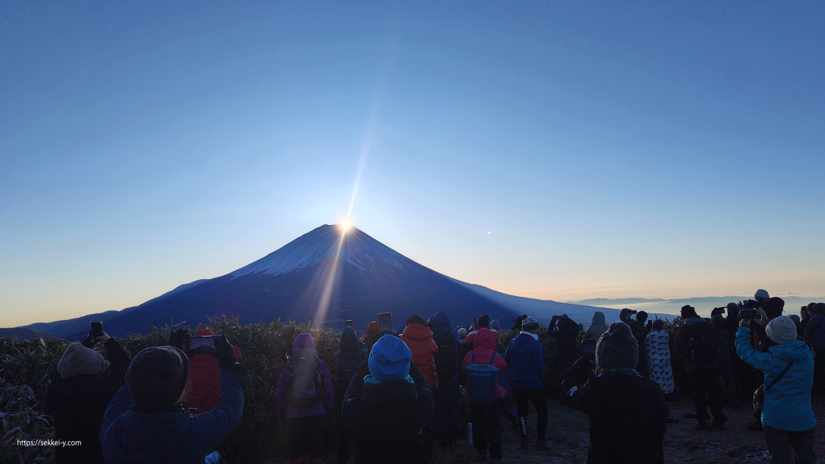 令和７年12月28日　竜ヶ岳山頂から見るダイヤモンド富士
