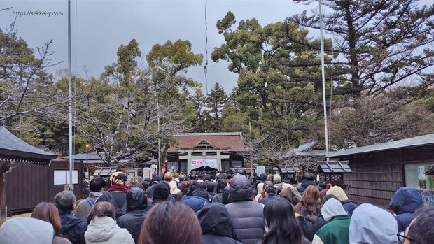 2026年 武田神社 初詣 参道に並ぶ