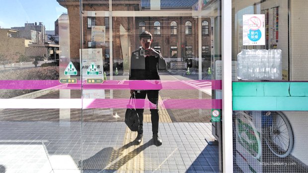 山梨県庁北別館 入口のガラスドア