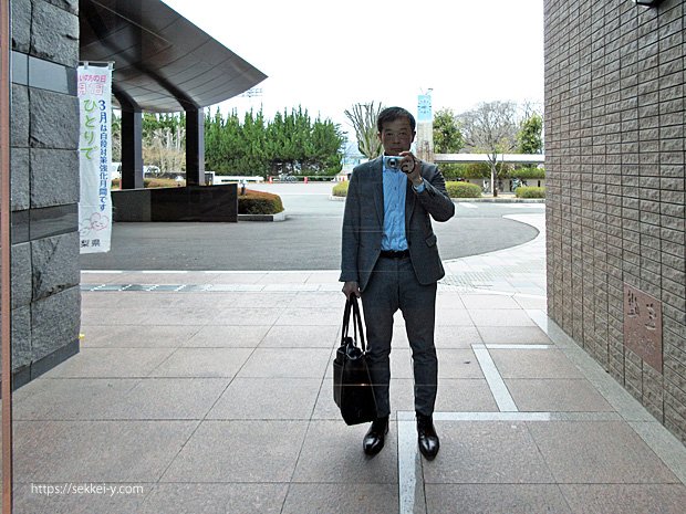 ガラスに写る吉野聡「山梨県北巨摩合同庁舎」