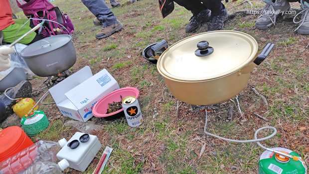 山頂パスタ会　パスタとスープの調理