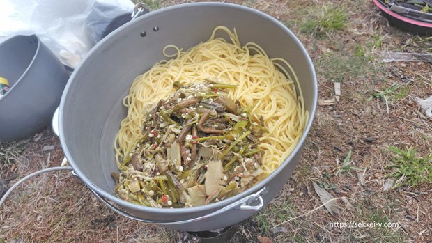 茹でたてパスタに春の山菜をトッピング