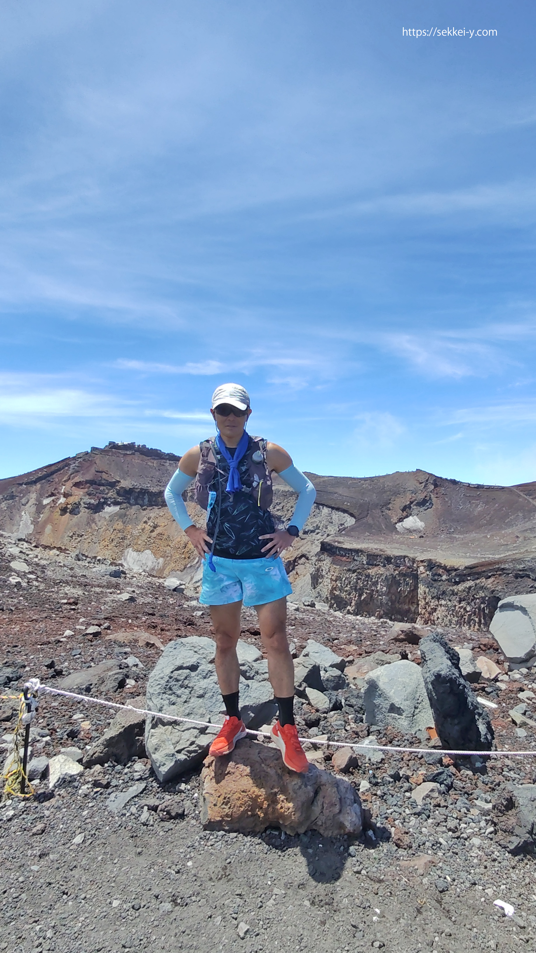 左奥に見えるのが、富士山頂の最高点の剣が峰