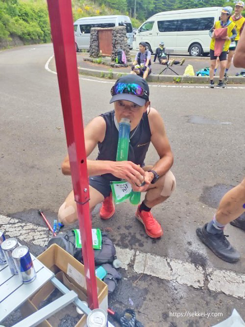 スリーピークス八ヶ岳　第2エイドの天女山で補水