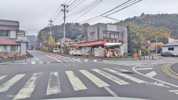 県道801号（身延道）を右折