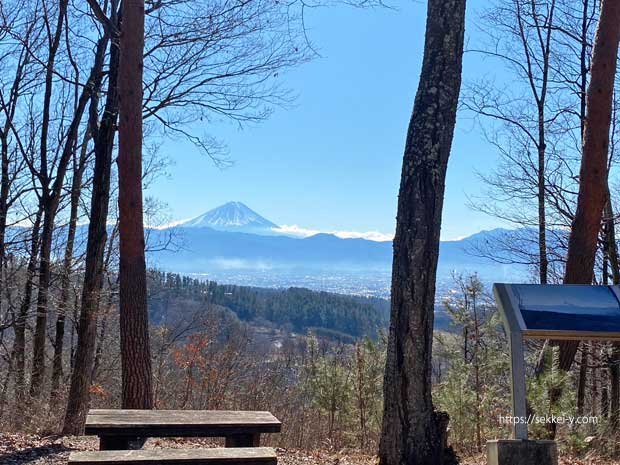 サンライズヒル穂坂から見る富士山