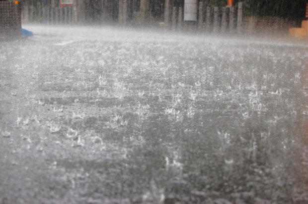 大雨　アスファルト