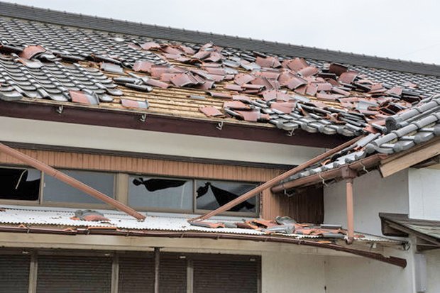 台風被害　瓦屋根