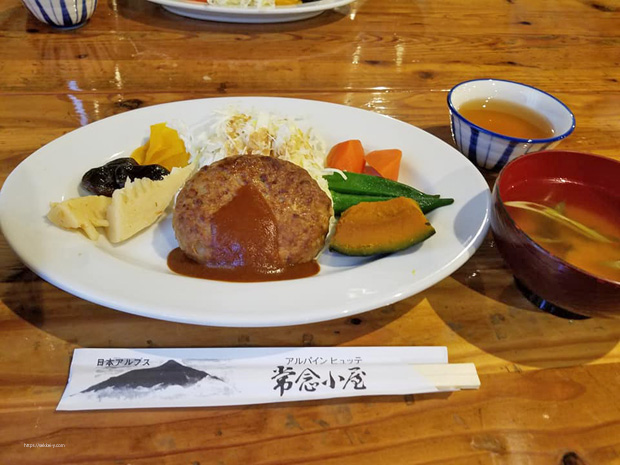 常念小屋の夕食