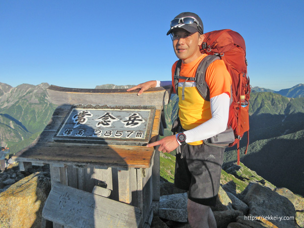 常念岳で記念写真