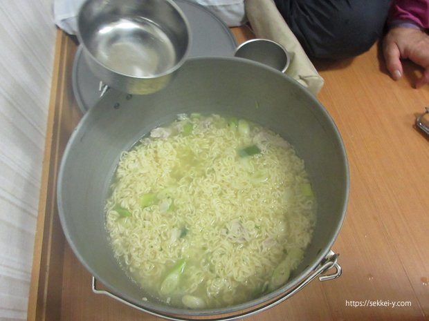 山頂パスタ会の朝食は塩ラーメン