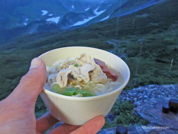 剣山荘の窓から大雨の振る景色に向かって「塩ラーメン」を頂きます。