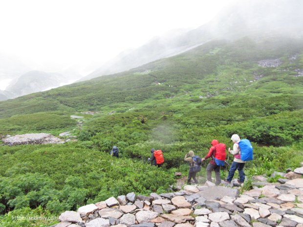 剣山荘　風・雨の中、下山に向けてスタートです。