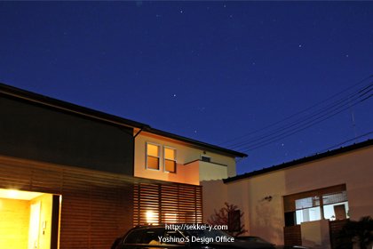 夜明け前の山梨県甲府市 吉野聡建築設計室