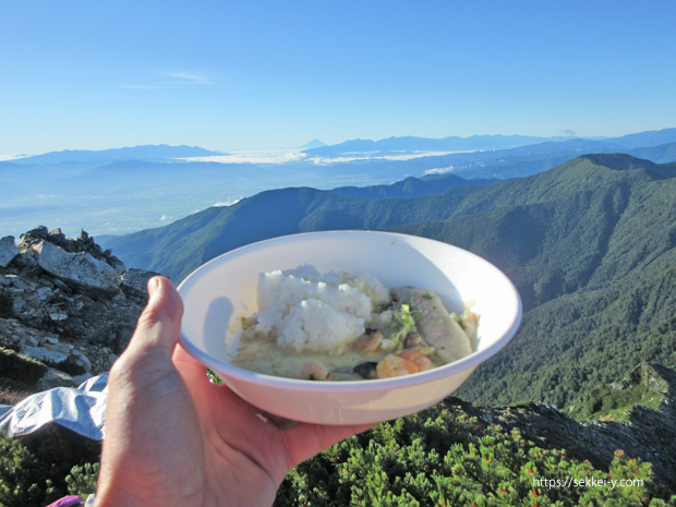 常念岳山頂でグリーンカレー