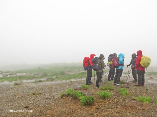 剣御前小屋（標高2752m）手前　激しい風雨の中の休憩