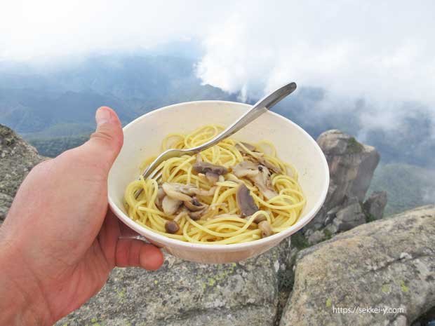 瑞牆山の大ヤスリ岩に向かって、瑞牆山山頂パスタ会　いただきます。