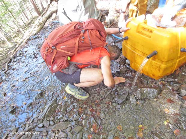 富士見平湧水　頭から頂きます