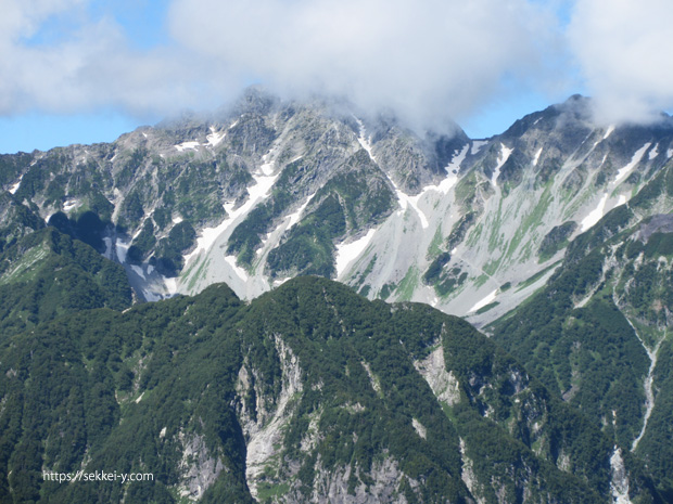 常念岳山頂から見る涸沢岳・涸沢