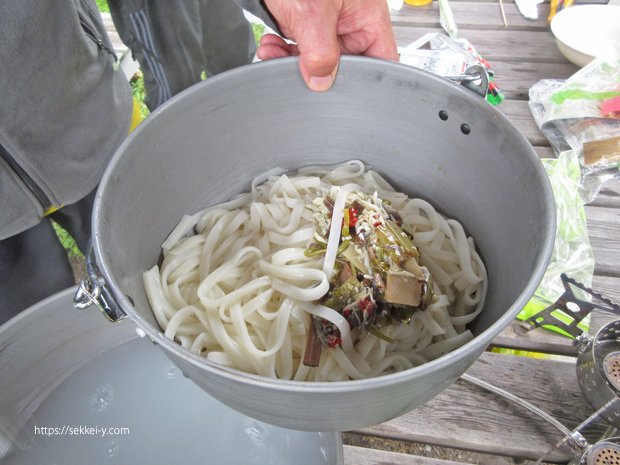 キノコと梅肉ソースの米粉パスタ