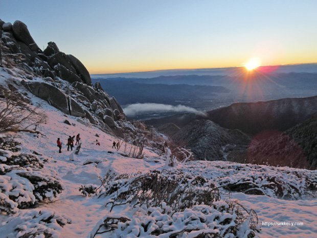 山梨百名山　鳳凰三山　雪の地蔵岳から見る朝日