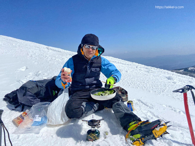 蓼科山山頂で調理する吉野聡