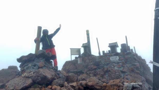 暴風雨の赤岳山頂